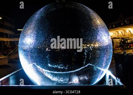 10 août 2016 - Copenhague, Angleterre, Danemark - Une boule géante de discothèque et de paillettes crée l'atmosphère de fête idéale sur la piste de danse. Danemark, août 2016. (Crédit image : © Flemming Bo Jense/Gonzales photo via ZUMA Press) Banque D'Images