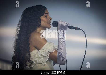 24 juin 2021, Danemark, Roskilde : Roskilde, Danemark. 24 juin 2021. La chanteuse et compositrice danoise Erika de Casier donne un concert en direct pendant les Roskilde Summer Days 2021, qui est une alternative au populaire festival de musique danois Roskilde Festival. Roskilde Festival 2020 et 2021 ont été annulés en raison de la pandémie mondiale de COVID., Credit :Thomas Rasmussen / ZUMA Press (Credit image : © Thomas Rasmussen/Gonzales photo via ZUMA Press) Banque D'Images
