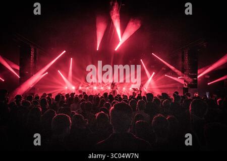 24 juin 2021, Danemark, Roskilde : Roskilde, Danemark. 24 juin 2021. La chanteuse et compositrice danoise Erika de Casier donne un concert en direct pendant les Roskilde Summer Days 2021, qui est une alternative au populaire festival de musique danois Roskilde Festival. Roskilde Festival 2020 et 2021 ont été annulés en raison de la pandémie mondiale de COVID., Credit :Thomas Rasmussen / ZUMA Press (Credit image : © Thomas Rasmussen/Gonzales photo via ZUMA Press) Banque D'Images