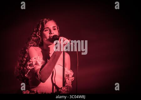24 juin 2021, Danemark, Roskilde : Roskilde, Danemark. 24 juin 2021. La chanteuse et compositrice danoise Erika de Casier donne un concert en direct pendant les Roskilde Summer Days 2021, qui est une alternative au populaire festival de musique danois Roskilde Festival. Roskilde Festival 2020 et 2021 ont été annulés en raison de la pandémie mondiale de COVID., Credit :Thomas Rasmussen / ZUMA Press (Credit image : © Thomas Rasmussen/Gonzales photo via ZUMA Press) Banque D'Images
