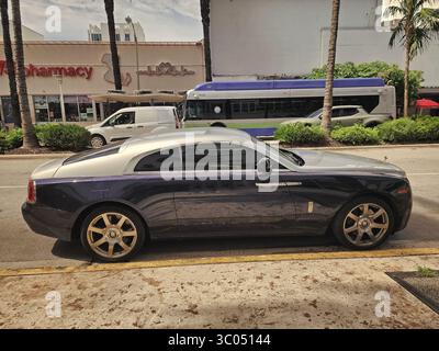 Miami Beach, Floride États-Unis - 8 juin 2024 : 2014 Rolls-Royce Wraith voiture de luxe à Ocean Drive miami Beach. Rolls Royce est une marque britannique de voitures de luxe. dsi Banque D'Images