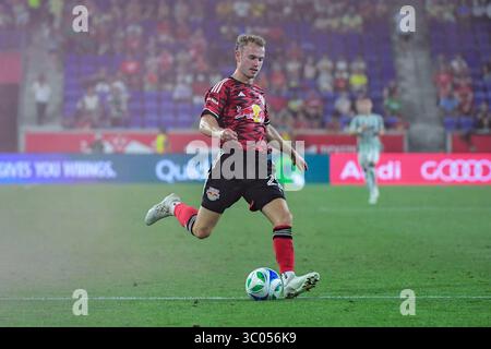 Harrison, États-Unis. 16 juillet 2025. Harrison, NJ, États-Unis, 16 juillet 2025 : Dennis Gjengaar (22 Red Bulls de New York) pendant le match de football de la Major League entre les Red Bulls de New York et la New England Revolution au Sports Illustrated Stadium de Harrison, NJ États-Unis (USAGE ÉDITORIAL SEULEMENT). (Rebekah Wynkoop/SPP) crédit : SPP Sport Press photo. /Alamy Live News Banque D'Images