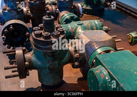 Installation de traitement de pétrole et de gaz avec vannes de tuyauterie. équipement de pompage de pétrole et de gaz Banque D'Images