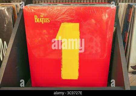Almaty, Kazakhstan - 08 juillet 2025 : L'album '1' des Beatles sur disque vinyle. Musique rock Banque D'Images