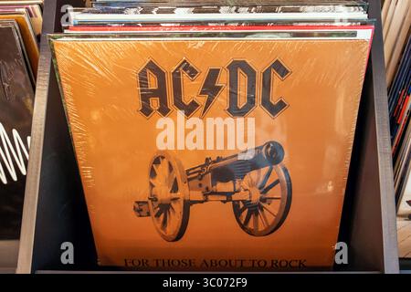 Almaty, Kazakhstan - 08 juillet 2025 : album ACDC 'for Those About to Rock' sur disque vinyle. Musique rock Banque D'Images