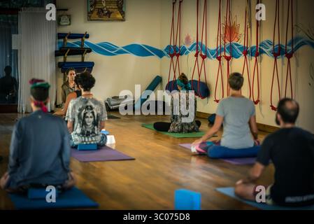 Cours de yoga et méditation en groupe avec instructeur dans un studio intérieur - Ubatuba, São Paulo, Brésil Banque D'Images