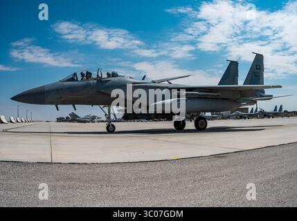 Avion de chasse F-15 de la Royal Saudi Air Force roulant sur la piste lors de l'exercice Anatolian Eagle en Turquie, mettant en valeur la coopération militaire et l'avanc Banque D'Images