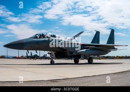 Avion de chasse F-15 de la Royal Saudi Air Force roulant sur la piste lors de l'exercice Anatolian Eagle en Turquie, mettant en valeur la coopération militaire et l'avanc Banque D'Images