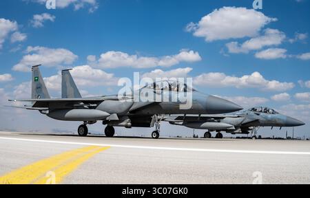Avion de chasse F-15 de la Royal Saudi Air Force roulant sur la piste lors de l'exercice Anatolian Eagle en Turquie, mettant en valeur la coopération militaire et l'avanc Banque D'Images