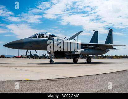 Avion de chasse F-15 de la Royal Saudi Air Force roulant sur la piste lors de l'exercice Anatolian Eagle en Turquie, mettant en valeur la coopération militaire et l'avanc Banque D'Images