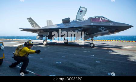 3 septembre 2018 - Océan Indien - le quartier-maître de 3e classe Alexander Turla, un aviateur affecté au Essex Amphibious Ready Group (ARG), lance un F-35B Lightning II affecté au Marine Fighter Attack Squadron (VMFA) 211, 13e Marine Expeditionary Unit (MEU), à bord du navire d'assaut amphibie de classe Wasp USS Essex (LHD 2), Septembert. 3, 2018. L'Essex est le navire amiral de l'ARG d'Essex et, avec la 13e MEU embarquée, est déployé dans la zone d'opérations de la 5e flotte américaine à l'appui des opérations navales pour assurer la stabilité et la sécurité maritimes dans la région centrale, reliant la Méditerranée Banque D'Images
