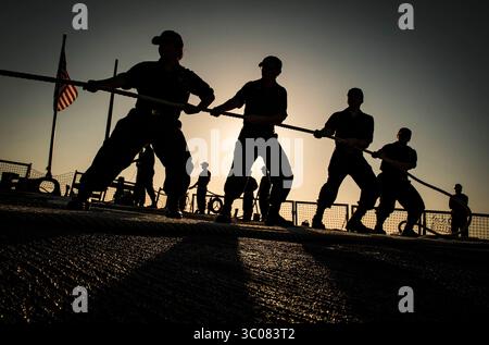 21 septembre 2018 - Valence, Espagne - les marins pilotent une ligne d'amarrage à bord du destroyer à missiles guidés USS Carney (DDG 64) de classe Arleigh Burke alors que le navire arrive à Valence, Espagne, Septembert. 21, 2018. Carney, déployé en avant à Rota, en Espagne, en est à sa cinquième patrouille dans la zone d’opérations de la 6e flotte américaine à l’appui des alliés et partenaires régionaux ainsi que des intérêts de sécurité nationale des États-Unis en Europe et en Afrique.Y653-149 (crédit image : © U.S. Navy/ZUMA Wire/ZUMAPRESS.com) Banque D'Images