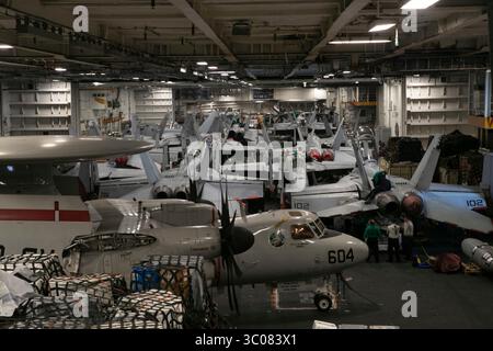 22 septembre 2018 - Océan Atlantique - les marins effectuent la maintenance des aéronefs dans la baie du hangar à bord du porte-avions USS Harry S. Truman (CVN 75) de classe Nimitz. Opérant actuellement dans la zone d’opérations de la 6e flotte américaine, Harry S. Truman continuera de favoriser la coopération avec les alliés et partenaires régionaux, de renforcer la stabilité régionale et de demeurer vigilant, agile et dynamique. (Crédit image : © U.S. Navy/ZUMA Wire/ZUMAPRESS.com) Banque D'Images