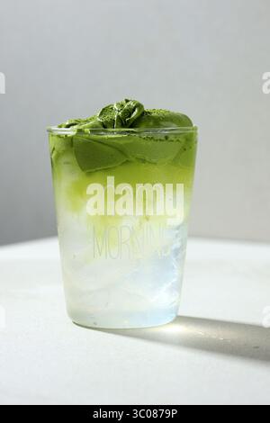 Dalgona Creamy Cloud Matcha Drink, mousseux Greentea sur la boisson à l'eau de noix de coco Banque D'Images