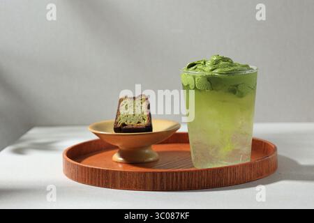 Cloud Matcha boisson, Matcha Dalgona crémeux avec eau de noix de coco glacée. Servi avec Matcha Canelle Banque D'Images