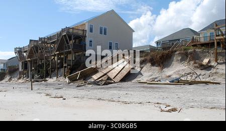 25 septembre 2018 - Topsail Beach, NC, États-Unis d'Amérique - dommages causés aux maisons en bord de mer à la suite de l'ouragan Florence 24 septembre 2018 à Topsail Beach, Caroline du Nord. (Crédit image : © Hank Heusinkveld via ZUMA Wire) Banque D'Images