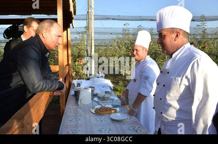 9 octobre 2018 - Georgiyevskaya, Krai de Stavropol, Russie - le président russe Vladimir Poutine, à droite, salue les ouvriers et le personnel agricoles lors d'une visite de la société agricole Rassvet le 9 octobre 2018 à Georgiyevskaya, territoire de Stavropol, Russie. (Crédit image : © Présidence russe via ZUMA Wire) Banque D'Images
