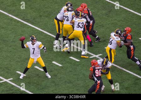 14 octobre 2018 : le quarterback Ben Roethlisberger (7 ans) des Pittsburgh Steelers passe la balle dans un match entre les Steelers de Pittsburgh et les Bengals de Cincinnati au Paul Brown Stadium de Cincinnati, OHIO. Adam Lacy/CSM(image de crédit : &copy ; Adam Lacy/CSM via ZUMA Wire) Banque D'Images