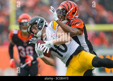 14 octobre 2018 : Ryan Switzer (10 ans), le récepteur large des Pittsburgh Steelers, fait une prise dans un match entre les Steelers de Pittsburgh et les Bengals de Cincinnati au Paul Brown Stadium de Cincinnati, OHIO. Adam Lacy/CSM(image de crédit : &copy ; Adam Lacy/CSM via ZUMA Wire) Banque D'Images