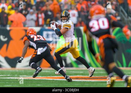 14 octobre 2018 : Pittsburgh Steelers Tight End Vance McDonald (89) tourne après avoir fait une prise dans un match entre les Steelers de Pittsburgh et les Bengals de Cincinnati au Paul Brown Stadium à Cincinnati, OHIO. Les Steelers ont gagné 28-21. Adam Lacy/CSM(image de crédit : &copy ; Adam Lacy/CSM via ZUMA Wire) Banque D'Images