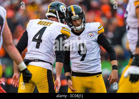 14 octobre 2018 : Chris Boswell (9 ans), kicker des Pittsburgh Steelers, célèbre Jordan Berry (4 ans), avec le punter des Pittsburgh Steelers, après avoir marqué un field goal dans un match entre les Steelers de Pittsburgh et les Bengals de Cincinnati au Paul Brown Stadium de Cincinnati, OHIO. Les Steelers ont gagné 28-21. Adam Lacy/CSM(image de crédit : &copy ; Adam Lacy/CSM via ZUMA Wire) Banque D'Images