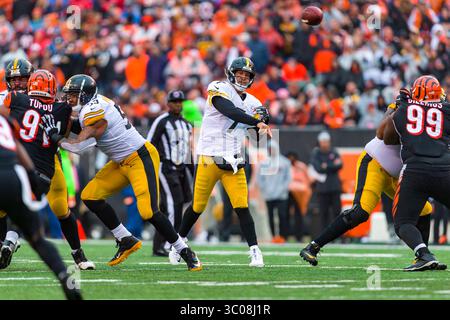 14 octobre 2018 : le quarterback Ben Roethlisberger (7 ans) des Pittsburgh Steelers passe la balle dans un match entre les Steelers de Pittsburgh et les Bengals de Cincinnati au Paul Brown Stadium de Cincinnati, OHIO. Les Steelers ont gagné 28-21. Adam Lacy/CSM(image de crédit : &copy ; Adam Lacy/CSM via ZUMA Wire) Banque D'Images