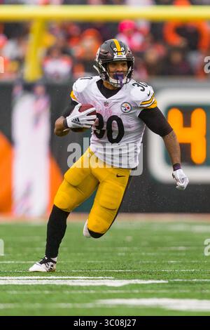 14 octobre 2018 : Pittsburgh Steelers Running Back James Conner (30 ans) lance la balle en plein champ dans un match entre les Steelers de Pittsburgh et les Bengals de Cincinnati au Paul Brown Stadium à Cincinnati, OHIO. Les Steelers ont gagné 28-21. Adam Lacy/CSM(image de crédit : &copy ; Adam Lacy/CSM via ZUMA Wire) Banque D'Images