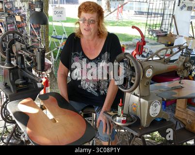 15 octobre 2018 - New Port Richey, Floride, États-Unis - MICHELE MILLER | TIMES.Eileen Ceder, alias ''The Slipper Lady'' est une collectionneuse de vieilles machines à coudre et outils qui ont un but utile quand elle les apporte sur la route. Cedar, a gagné sa vie en fabriquant des mocassins et des pantoufles en peau de mouton, en réparant le cuir et en vendant et en cousant des patchs lors de festivals de moto, de rallyes et de swap Meetings. (Crédit image : © Michele Miller/Tampa Bay Times via ZUMA Wire) Banque D'Images