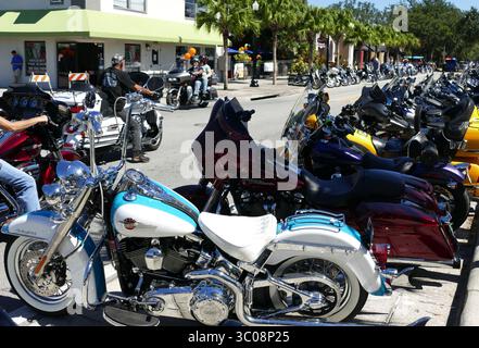 15 octobre 2018 - New Port Richey, Floride, États-Unis - MICHELE MILLER | TIMES.It était ''vélos seulement'' pour le stationnement sur main Street lors du Cotee River Bike Fest tenu du 12 au 14 octobre 2018 dans le centre-ville de New Port Richey (crédit image : © Michele Miller/Tampa Bay Times via ZUMA Wire) Banque D'Images