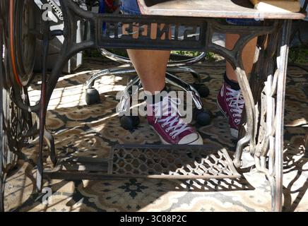 15 octobre 2018 - New Port Richey, Floride, États-Unis - MICHELE MILLER | TIMES.Eileen Ceder, alias ''The Slipper Lady'' est une collectionneuse de vieilles machines à coudre et outils qui ont un but utile quand elle les apporte sur la route. Cedar, a gagné sa vie en fabriquant des mocassins et des pantoufles en peau de mouton, en réparant le cuir et en vendant et en cousant des patchs lors de festivals de moto, de rallyes et de swap Meetings. (Crédit image : © Michele Miller/Tampa Bay Times via ZUMA Wire) Banque D'Images
