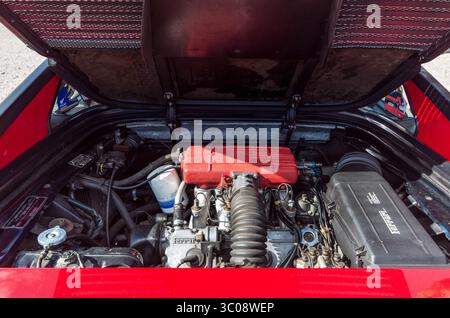 Sous le capot d'une Ferrari mondial rouge, Quattrovalvole, Sywell Aerodrome, Northamptonshire, Royaume-Uni Banque D'Images