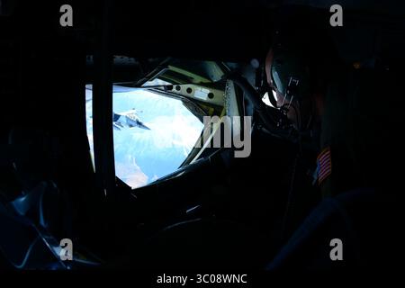Le 8 octobre 2018 - base aérienne d'Eielson, Alaska, États-Unis - le sergent-maître principal James W. Hudnall de l'US Air Force, un opérateur de boom affecté au 168e escadron de ravitaillement aérien (ARS), regarde par la fenêtre d'un KC-135 Stratotanker du 168e ARS dans le complexe joint Pacific Alaska Range Complex octobre. 8, 2018, pendant RED FLAG-Alaska 19-1. Le 168th ARS a utilisé 44 400 livres de carburant pour ravitailler les avions F-16C Fighting Falcon de l'US Air Force affectés au 18th Aggressor Squadron pendant l'exercice. (Crédit image : © U.S. Air Force/ZUMA Wire/ZUMAPRESS.com) Banque D'Images