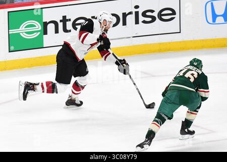 16 octobre 2018 L'aile gauche des Arizona Coyotes Brendan Perlini (11 ans) tire sur la rondelle dans le match de la LNH entre les Arizona Coyotes et le Minnesota Wild au Xcel Energy Center à Paul, Mn. Le Minnesota bat l'Arizona 2-1. Russell Hons/CSM(image de crédit : &copy ; Russell Hons/CSM via ZUMA Wire) Banque D'Images
