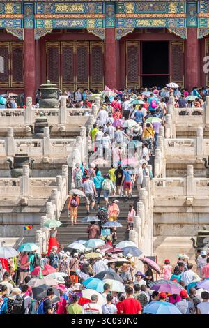 24 juin 2016 - Pékin, Chine - Pékin Chine - les touristes marchant et prenant des photos alors qu'ils entrent dans le Musée du Palais situé dans la Cité interdite. (Crédit image : © Edwin Remsberg / Vwpics/VW pics via ZUMA Wire) Banque D'Images