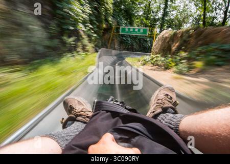 26 juin 2016 - Mutianyu, Chine - Mutianyu, Chine - touriste glissant sur le toboggan de la Grande Muraille de Chine. Le mur s'étend sur plus de 6 000 kilomètres montagneux d'est en ouest à travers le nord de la Chine et à travers 15 provinces. (Crédit image : © Edwin Remsberg / Vwpics/VW pics via ZUMA Wire) Banque D'Images