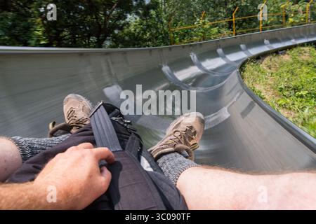26 juin 2016 - Mutianyu, Chine - Mutianyu, Chine - touriste glissant sur le toboggan de la Grande Muraille de Chine. Le mur s'étend sur plus de 6 000 kilomètres montagneux d'est en ouest à travers le nord de la Chine et à travers 15 provinces. (Crédit image : © Edwin Remsberg / Vwpics/VW pics via ZUMA Wire) Banque D'Images