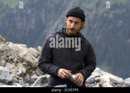 Point Break est un film d'action américain réalisé par Kathryn Bigelow en 1991 et écrit par W. Peter Iliff. Il met en vedette Patrick Swayze, Keanu Reeves, Lori Petty et Gary Busey. Le titre fait référence au terme de surf « point break », où une vague se brise lorsqu'elle frappe un point de terre dépassant de la côte. Banque D'Images