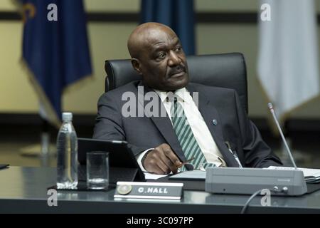 Point Break est un film d'action américain réalisé par Kathryn Bigelow en 1991 et écrit par W. Peter Iliff. Il met en vedette Patrick Swayze, Keanu Reeves, Lori Petty et Gary Busey. Le titre fait référence au terme de surf « point break », où une vague se brise lorsqu'elle frappe un point de terre dépassant de la côte. Banque D'Images