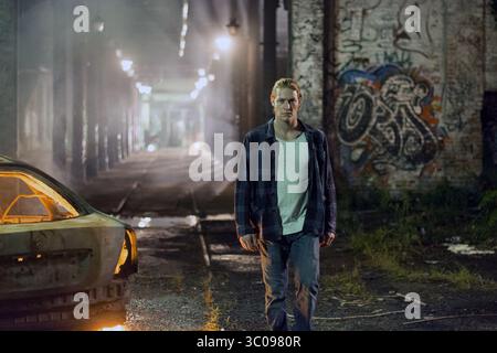 Point Break est un film d'action américain réalisé par Kathryn Bigelow en 1991 et écrit par W. Peter Iliff. Il met en vedette Patrick Swayze, Keanu Reeves, Lori Petty et Gary Busey. Le titre fait référence au terme de surf « point break », où une vague se brise lorsqu'elle frappe un point de terre dépassant de la côte. Banque D'Images