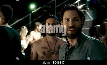 Point Break est un film d'action américain réalisé par Kathryn Bigelow en 1991 et écrit par W. Peter Iliff. Il met en vedette Patrick Swayze, Keanu Reeves, Lori Petty et Gary Busey. Le titre fait référence au terme de surf « point break », où une vague se brise lorsqu'elle frappe un point de terre dépassant de la côte. Banque D'Images