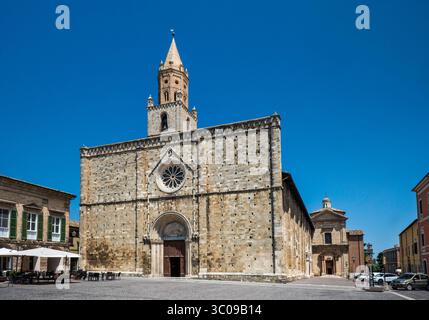 Cathédrale de l'Assomption alias Cathédrale de Santa Maria Assunta (Duomo) dans la ville d'Atri, région des Abruzzes, Italie Banque D'Images