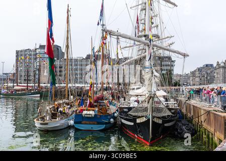 Aberdeen, Écosse, Royaume-Uni - 18 juillet 2025 : quelques navires prenant part aux courses de grands navires 2025, Aberdeen, Écosse, Royaume-Uni. Beaucoup de gens sont arrivés Banque D'Images