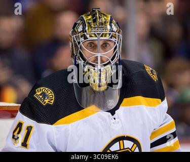 20 octobre 2018 : le gardien des Bruins Jaroslav Halak (41 ans) en action lors du match de la LNH entre les Bruins de Boston et les Canucks de Vancouver au Rogers Arena de Vancouver, Canada. Dom gagne/CSM(image de crédit : &copy ; Dom gagne/CSM via ZUMA Wire) Banque D'Images
