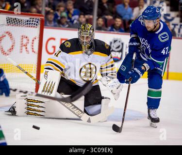 20 octobre 2018 : le gardien des Bruins Jaroslav Halak (41 ans) et l'aile gauche des Canucks Sven Baertschi (47 ans) regardent le palet pendant le match de la LNH entre les Bruins de Boston et les Canucks de Vancouver au Rogers Arena de Vancouver, Canada. Dom gagne/CSM(image de crédit : &copy ; Dom gagne/CSM via ZUMA Wire) Banque D'Images