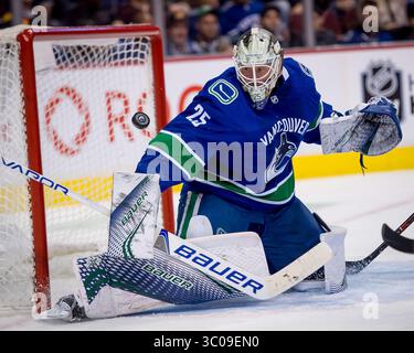 20 octobre 2018 : le gardien des Canucks Jacob Markstrom (25 ans) fait l'économie lors du match de la LNH entre les Bruins de Boston et les Canucks de Vancouver au Rogers Arena de Vancouver, au Canada. Dom gagne/CSM(image de crédit : &copy ; Dom gagne/CSM via ZUMA Wire) Banque D'Images