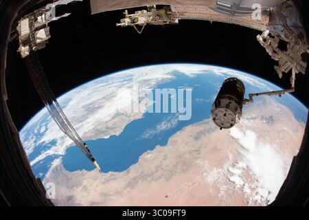 Le 24 août 2015 - Station spatiale internationale, ORBITE TERRESTRE - le véhicule de transfert H-II-7 de l'Agence japonaise d'exploration aérospatiale vu au-dessus de l'Afrique du Nord et de la mer Méditerranée alors que le bras robotique Canadarm2 de la Station spatiale internationale agrippe le navire pour son amarrage le 24 août 2018 en orbite terrestre. Le navire japonais de ravitaillement automatisé, également connu sous le nom de Kounotori, est utilisé pour transporter des marchandises à la Station spatiale internationale. (Crédit image : © NASA via ZUMA Wire) Banque D'Images
