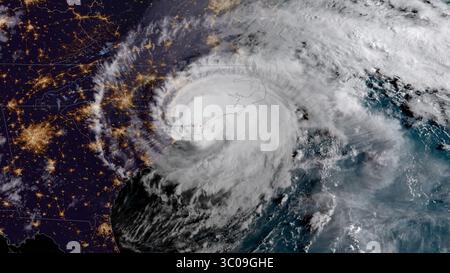 14 septembre 2018 - Houston, TX, États-Unis d'Amérique - vue depuis le satellite NOAA GOES-15 de l'ouragan Florence alors qu'il touche terre le long de la côte de Caroline du Nord comme l'une des tempêtes les plus puissantes jamais enregistrées le 14 septembre 2018 en orbite terrestre. Florence, une tempête de catégorie 4, s'est affaiblie en frappant la côte entre la Caroline du Sud et la Caroline du Nord, mais devrait entraîner des inondations massives et la destruction des Carolines. (Crédit image : © NOAA via ZUMA Wire) Banque D'Images