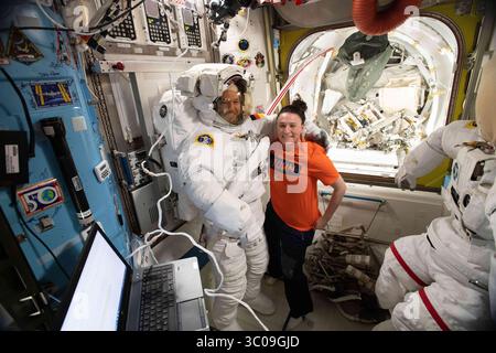 Le 17 septembre 2018 - Station spatiale internationale, ORBITE TERRESTRE - L'astronaute américaine Serena Aunon-Chancelière de la NASA se tient à côté de sa combinaison spatiale à l'intérieur du sas Quest le 17 septembre 2018 en orbite terrestre. (Crédit image : © NASA via ZUMA Wire) Banque D'Images