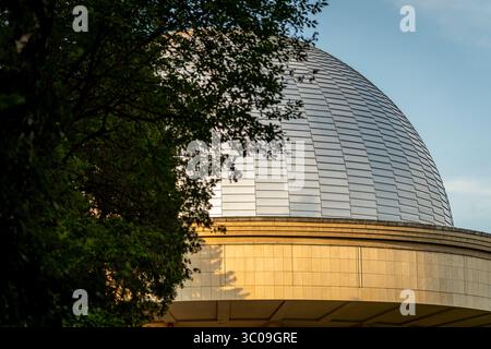 Vue partielle de la structure sphérique du planétarium de Chorzow Banque D'Images