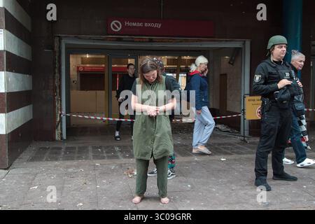 Les gens émergent de la station de métro Lukianivska, où ils se sont abrités pendant la nuit, après l’annulation de l’alerte de raid aérien, Kiev, Ukraine, le 21 juillet 2025. Aux premières heures du lundi 21 juillet, les troupes russes ont attaqué la capitale ukrainienne avec des drones et des missiles, tuant une personne et en blessant six autres, dont une jeune fille de 15 ans. (Photo de Kirill Chubotin/Ukrinform) Banque D'Images